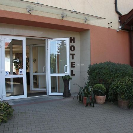 普利雷斯酒店 Sierosław 外观 照片