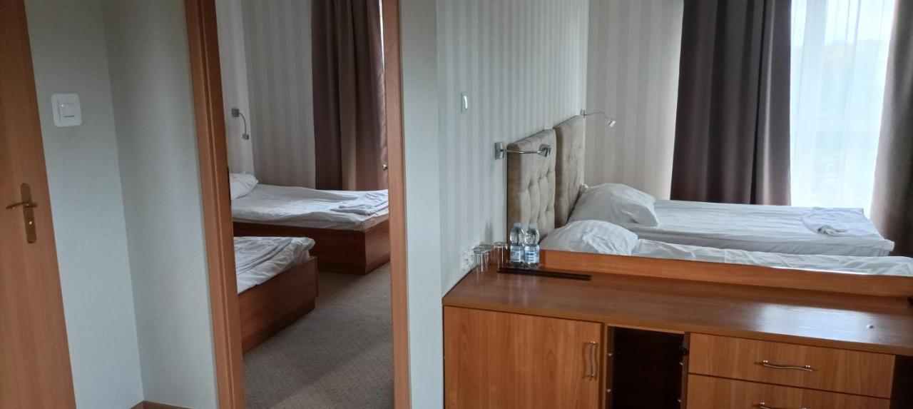 普利雷斯酒店 Sierosław 外观 照片