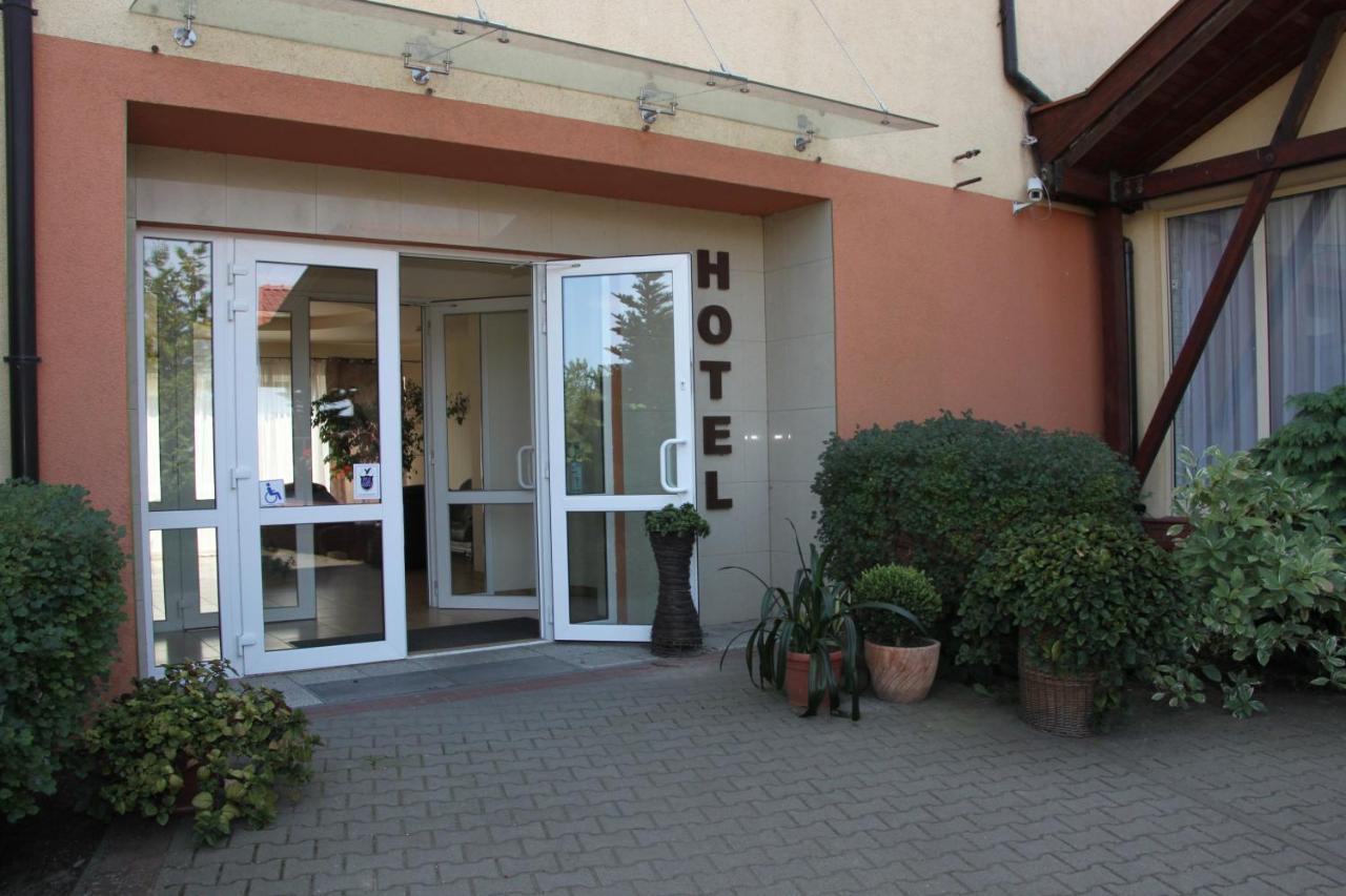 普利雷斯酒店 Sierosław 外观 照片