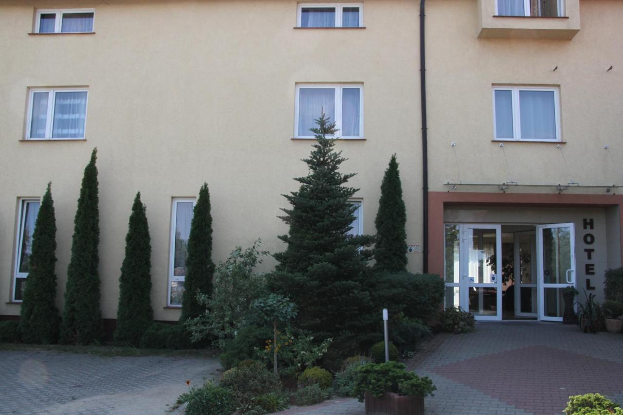 普利雷斯酒店 Sierosław 外观 照片